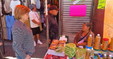 Apoyan guaymenses a mujeres de la etnia yaqui del Mercado Municipal
