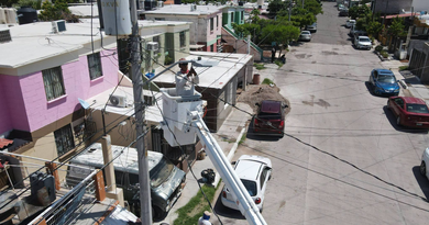 Intensifica Ayuntamiento de Guaymas labores de alumbrado público en el sector Luis Donaldo Colosio