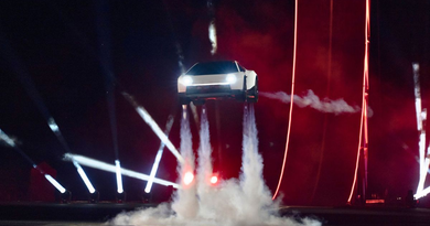 Tesla presenta un auto capaz de volar y acelerar de 0 a 100 km/h en menos de un segundo
